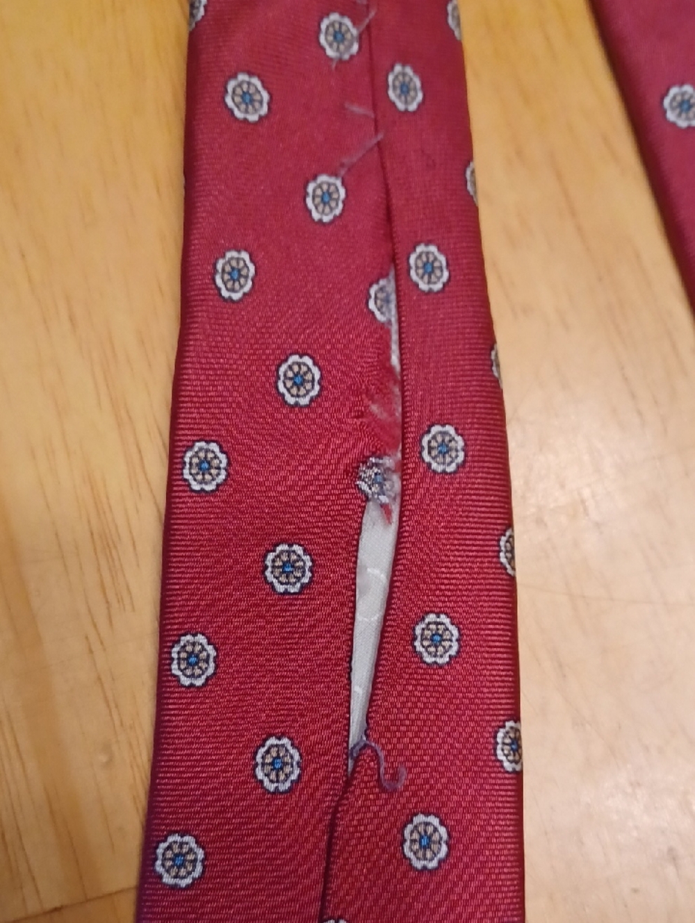 Christian Dior 100% Silk Red Patterned Silk Tie Needs Cleaning And Slight Repair - Picture 5 of 7
